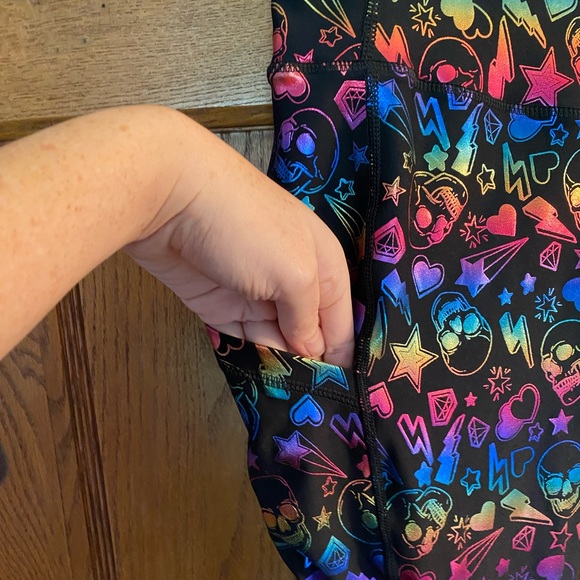 NWT torrid active rainbow skull high rise crop legging, hearts, stars, 1X - Picture 7 of 16